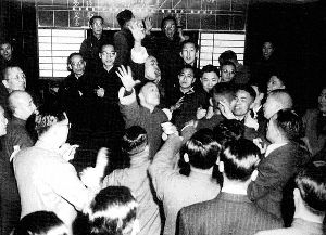 解放前上海证券交易所内进行交易的热闹场景。作者提供 解放前上海证券交易所内进行交易的热闹场景。作者提供