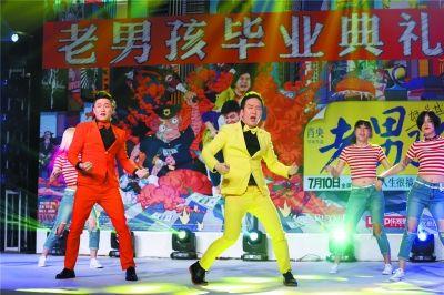 图为在电影《老男孩猛龙过江》首映礼上,“筷子兄弟”现场大跳《小苹果》。 图为在电影《老男孩猛龙过江》首映礼上,“筷子兄弟”现场大跳《小苹果》。