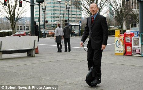 一名使用者正在试用Solowheel,该车的最大时速是12英里(19.31公里),充电一次需要45分钟,充满电可使用2小时。 一名使用者正在试用Solowheel,该车的最大时速是12英里(19.31公里),充电一次需要45分钟,充满电可使用2小时。