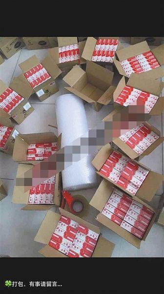 面膜代理商朋友圈中晒出的快递单及待发货物,营造出微商很忙很赚钱的样子。 面膜代理商朋友圈中晒出的快递单及待发货物,营造出微商很忙很赚钱的样子。