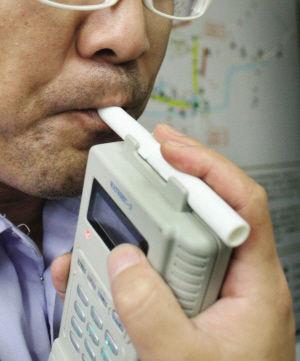 万警官吃蛋黄派后做酒精测试。记者 宋宁 摄 万警官吃蛋黄派后做酒精测试。记者 宋宁 摄