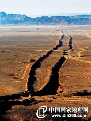 难以想象假如没有这道长城,当游牧民族的千军 万马冲来时,明朝的军队怎样抵挡?摄影/徐胜凯