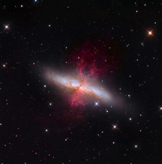 M82星系是一个星暴星系,这意味着在其内部存在剧烈的恒星新生现象,同时超新星爆发事件也相对更为频繁 M82星系是一个星暴星系,这意味着在其内部存在剧烈的恒星新生现象,同时超新星爆发事件也相对更为频繁