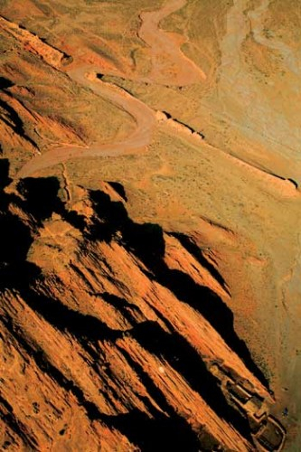 长城沿着山势走:这段长城很神奇,它与旁边山脉岩石的层理和走向竟然一致,不留神还看不出那是一段长城。摄影/张春荣