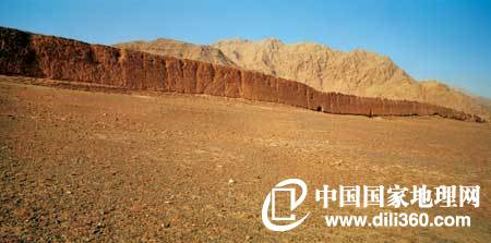 这段修建在贺兰山西南处三关口一带的长城就很像一段“长墙”,墙壁光滑坚硬,高度整齐划一,更奇的是墙下地面平整坦荡,有 如操场一般。摄影/李少白