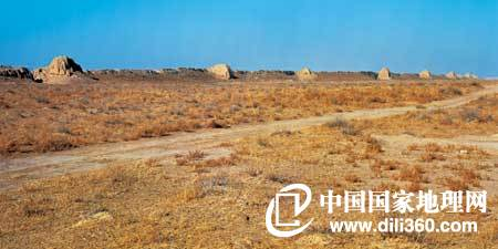 安史之乱后唐肃宗李亨就是从灵武登基,召集朔方军马,向南进军,收复两京的,可以想见灵武在唐代的地位。摄影/李少白