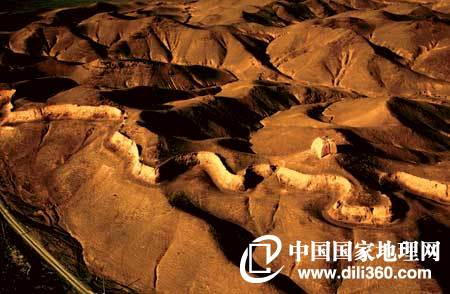 长城内一个高耸的烽燧岿然屹立,使舞动的长城顿时给人以坚如磐石的感觉。摄影/张春荣