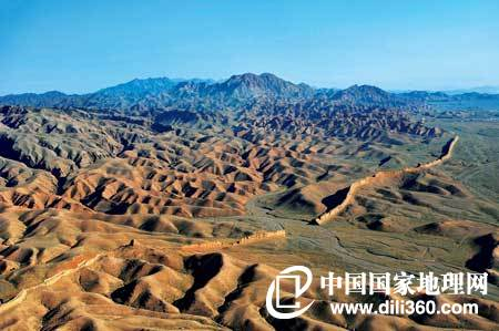 尽管有了贺兰山作为屏障,但我们的祖先还是修了长城来保卫银川平原。他们对于长城的信任超过了贺兰山。摄影/杨宏峰