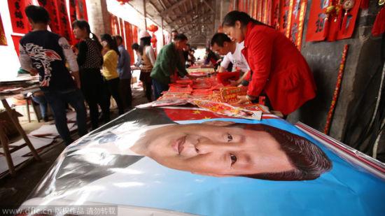 2月17日,广西玉林,兴业县城隍镇,民众在选购年画。