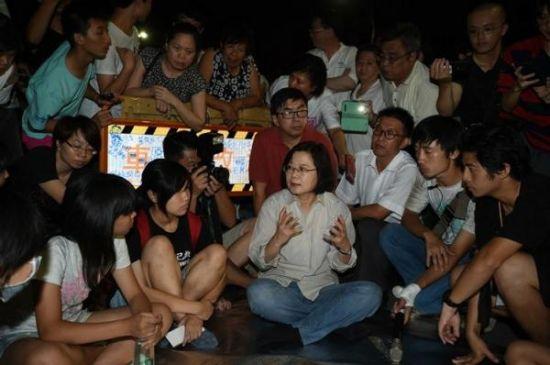 台民进党主席蔡英文慰问反课纲学生