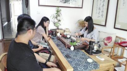 徐沁轩(右一)和创客们边喝茶边碰撞创业想法。