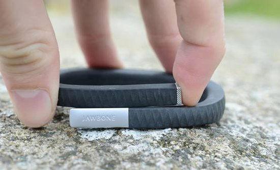 Jawbone UP 2外观采用防滑耐磨防水的橡胶材质 Jawbone UP 2外观采用防滑耐磨防水的橡胶材质