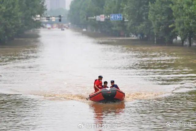 救援人员在河北省涿州市市区内驾驶冲锋舟转移群众 图片来源：新华社