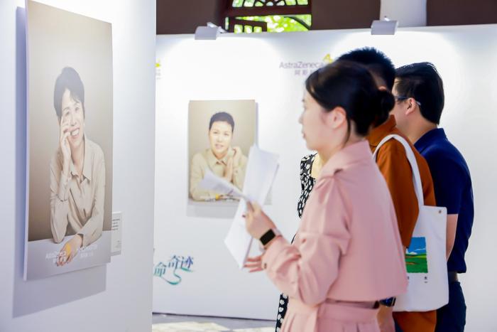 摄影展现场,吸引市民驻足参观