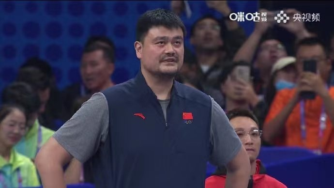 中国男篮落败后,中国篮协主席姚明脸色铁青。图/央视频截图