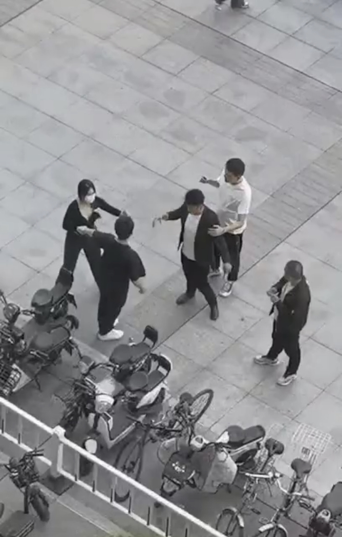一对学生情侣疑被社会人士骚扰。(网传视频截图)