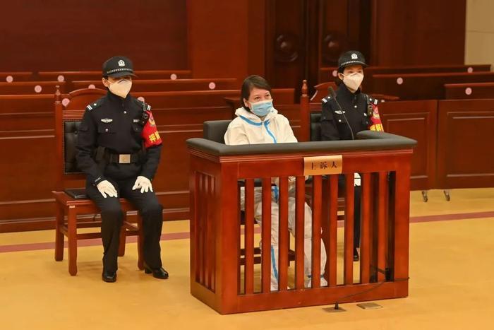 上诉人劳荣枝在二审宣判现场。