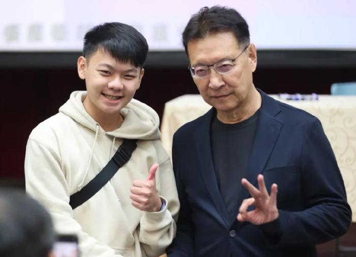 赵少康走近大学与学生面对面交流,学生反应热络 图源:台湾《联合报》
