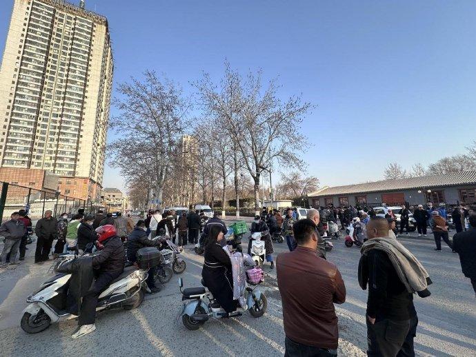 警戒线外的围观群众