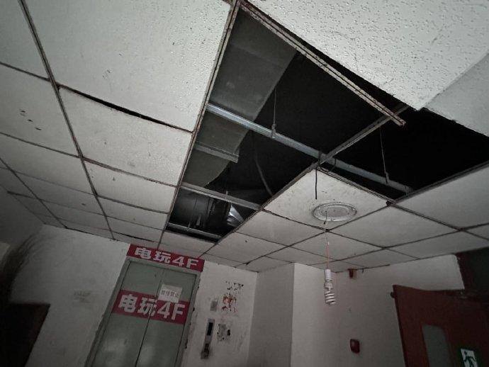 文化大厦A座一楼天花板也已经裂开