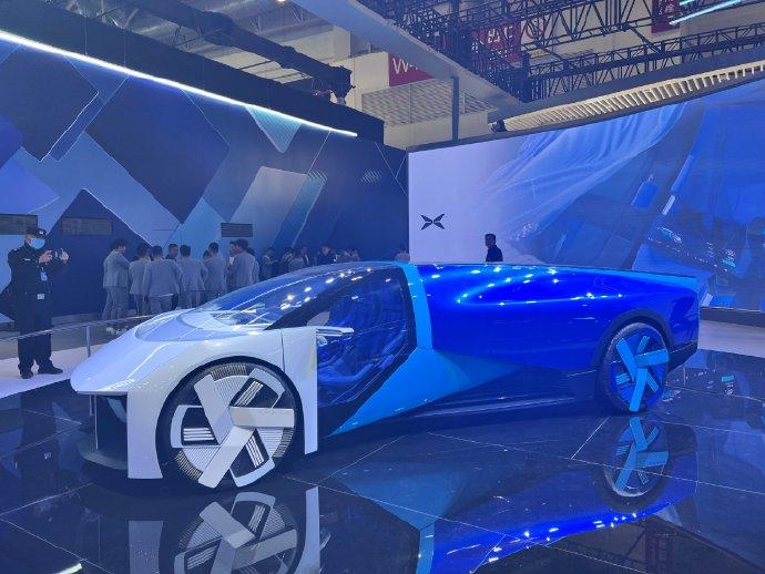 图为小鹏汇天陆空一体式飞行概念汽车