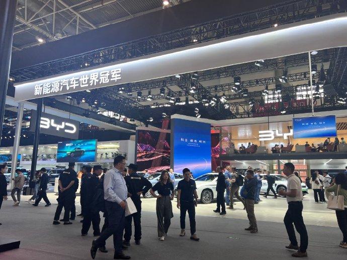 图为比亚迪的展台与新能源汽车世界冠军的标识