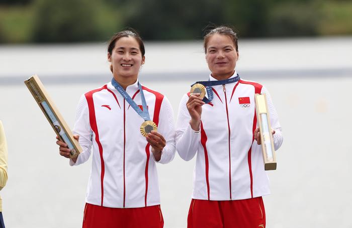 当地时间2024年8月9日,法国巴黎,巴黎奥运女子500米双人划艇决赛。徐诗晓(右)与孙梦雅参加颁奖仪式。视觉中国 图