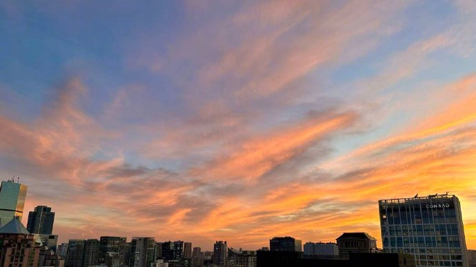 今天北京的晚霞是粉红色的