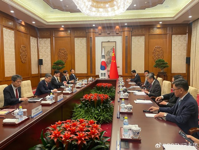 王毅会见韩国外长赵显