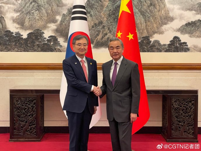 王毅会见韩国外长赵显