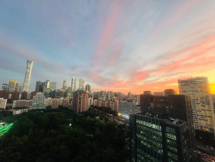 今天北京的晚霞是粉红色的
