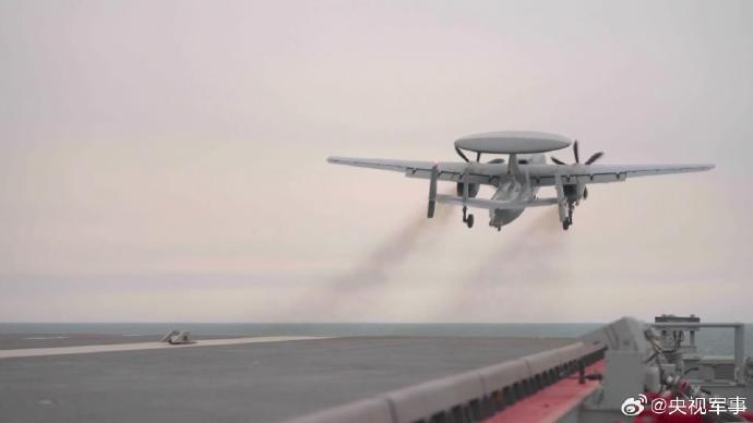 歼-15T、歼-35和空警-600三型舰载机在福建舰成功起降