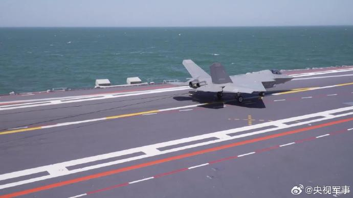 歼-15T、歼-35和空警-600三型舰载机在福建舰成功起降
