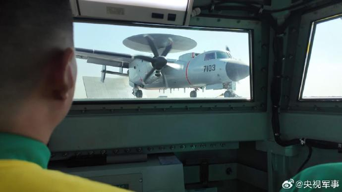 歼-15T、歼-35和空警-600三型舰载机在福建舰成功起降