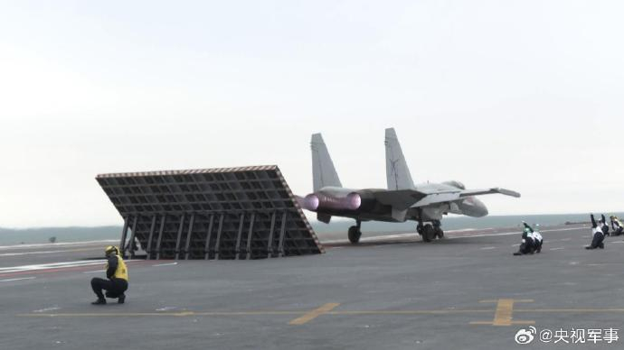 歼-15T、歼-35和空警-600三型舰载机在福建舰成功起降