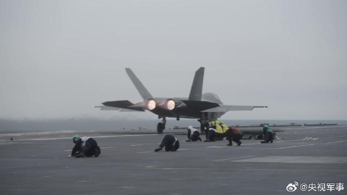 歼-15T、歼-35和空警-600三型舰载机在福建舰成功起降