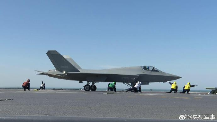 歼-15T、歼-35和空警-600三型舰载机在福建舰成功起降
