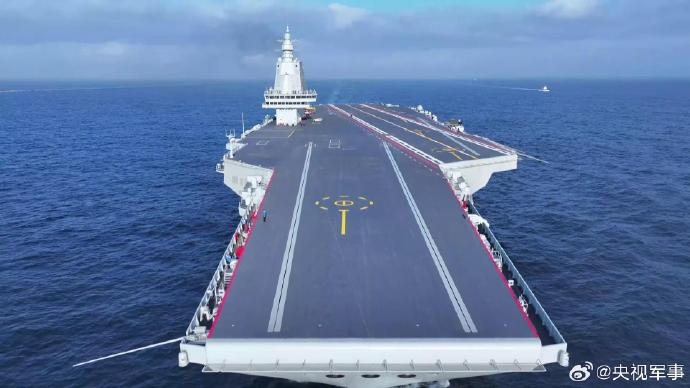 歼-15T、歼-35和空警-600三型舰载机在福建舰成功起降