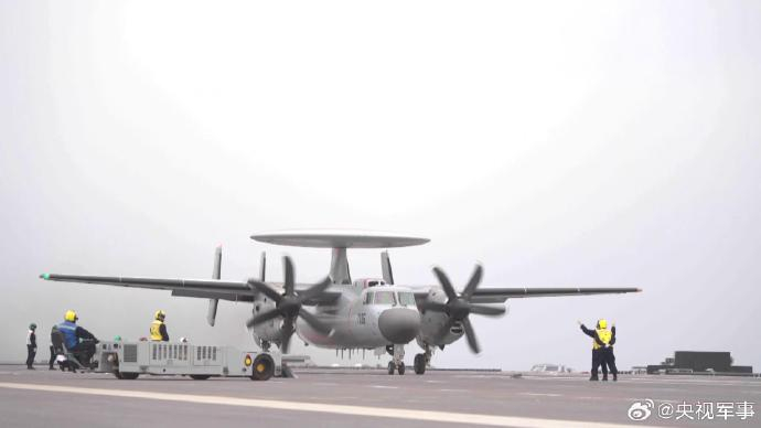歼-15T、歼-35和空警-600三型舰载机在福建舰成功起降