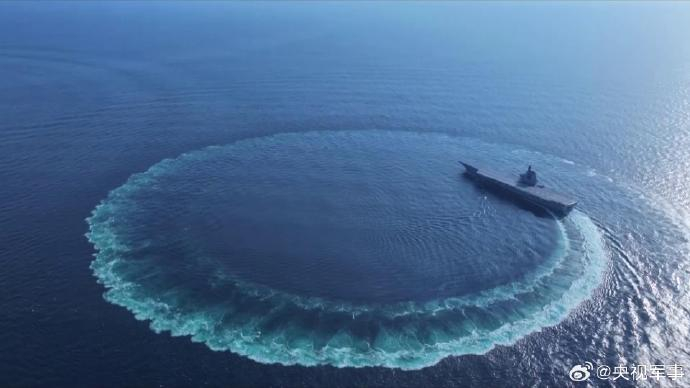 歼-15T、歼-35和空警-600三型舰载机在福建舰成功起降