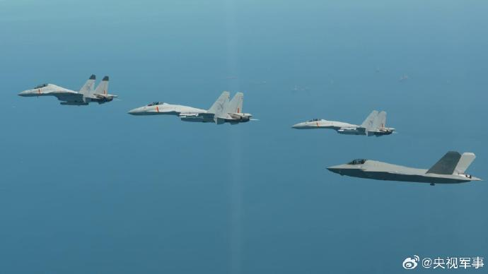 歼-15T、歼-35和空警-600三型舰载机在福建舰成功起降
