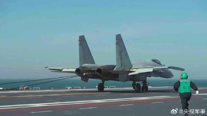 歼-15T、歼-35和空警-600三型舰载机在福建舰成功起降