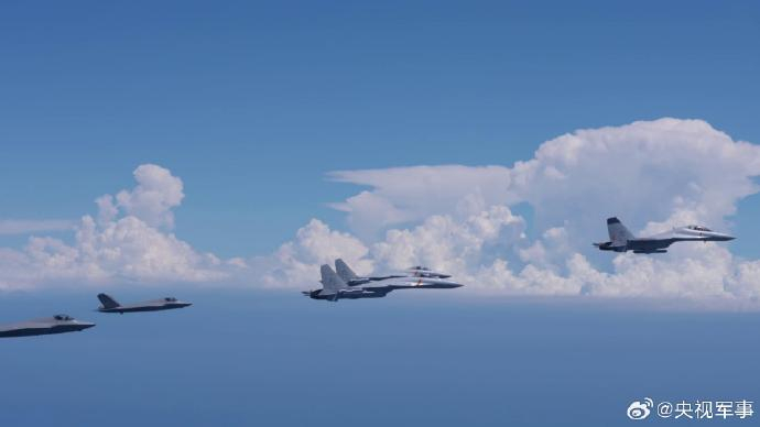 歼-15T、歼-35和空警-600三型舰载机在福建舰成功起降