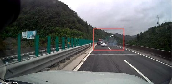 贵州一高速桥上大货车追尾前方车流?警方:5车追尾,1死1伤