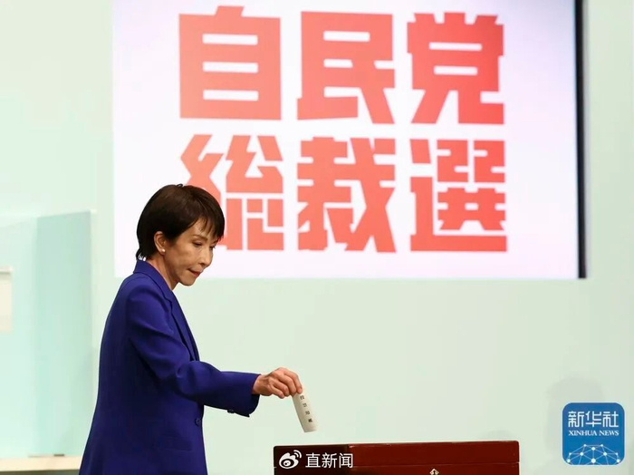 10月4日，高市早苗在日本东京自民党总部进行的自民党总裁选举中投票。