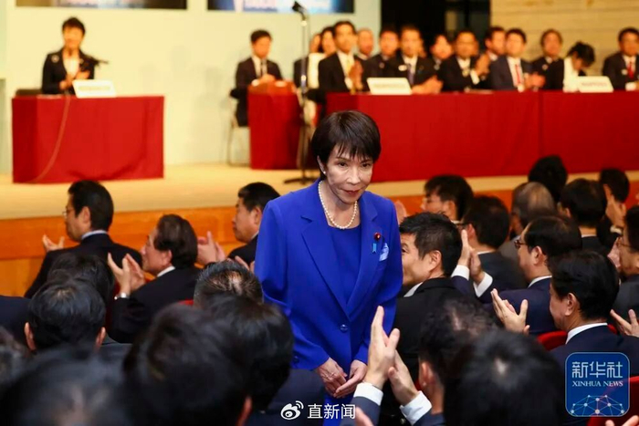 10月4日，在日本东京的自民党总部，高市早苗（中）在自民党总裁选举中胜出后接受祝贺。