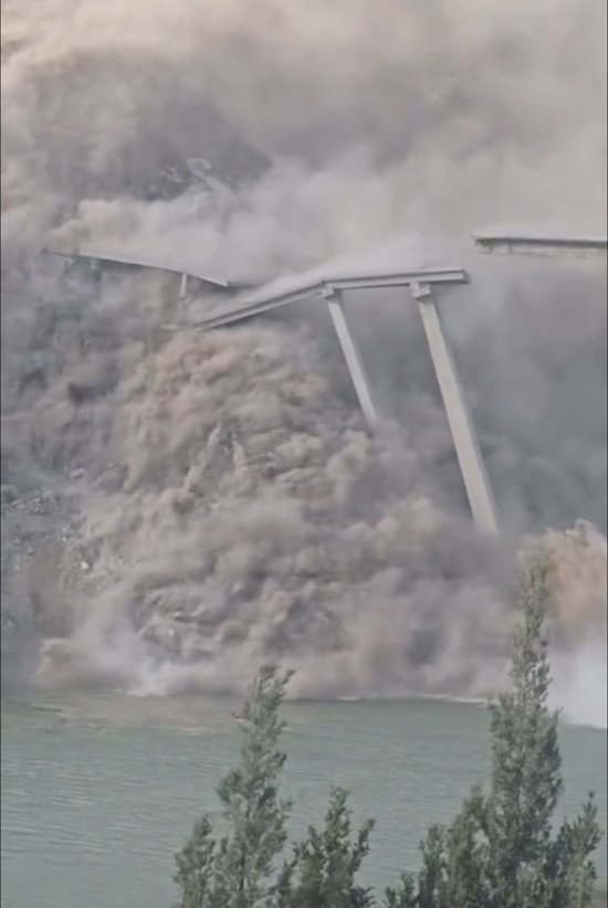 桥梁垮塌时的视频截图