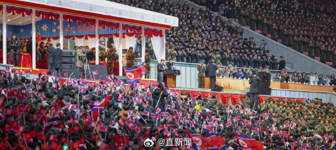 金正恩一家三口看新年演出,女儿坐“C位”