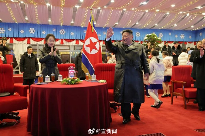 金正恩一家三口看新年演出,女儿坐“C位”
