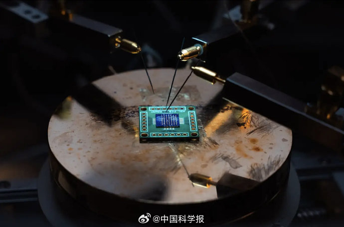 当芯片迭代周期突破摩尔定律极限传统半导体巨头该如何应对特斯拉的降维打击？